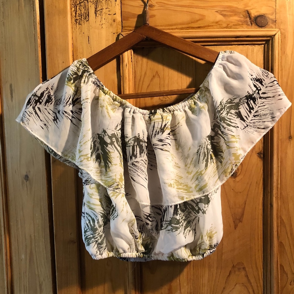 Cropped peasant-style blouse.